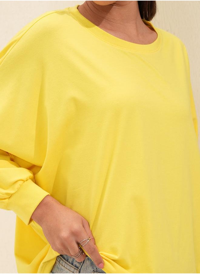 Tokyo Talkies Solid Round Neck Curved Hem T-Shirt by Styli  - Image 5