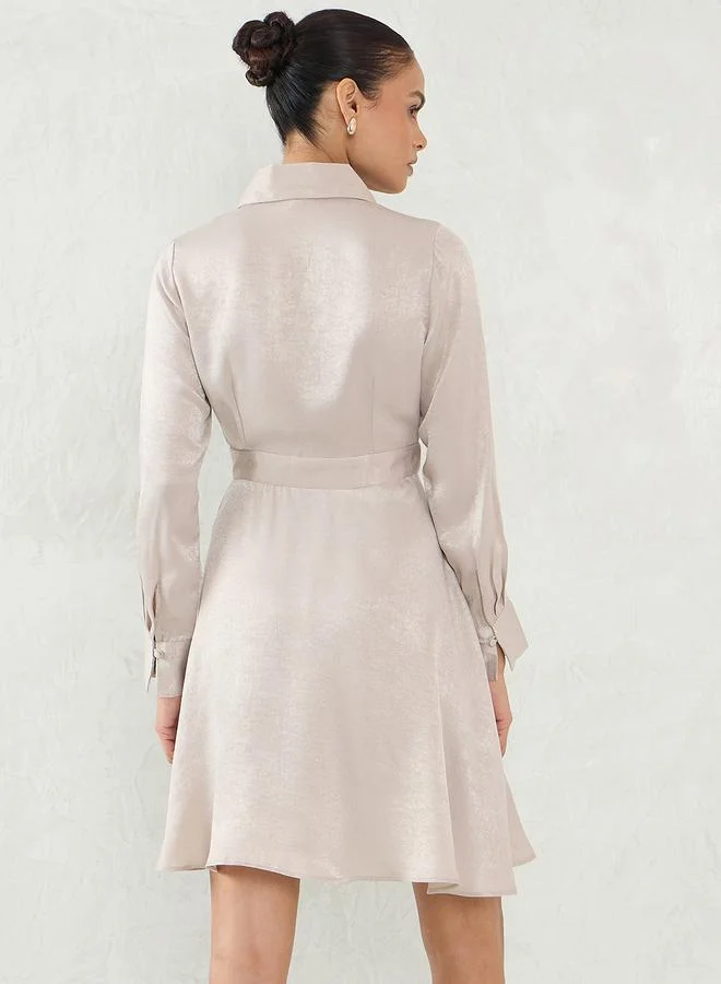 فيميلا فستان قصير ساتان بربطة أمامية