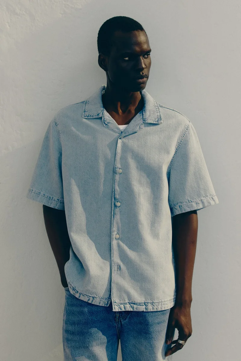 اتش اند ام قميص دنيم بياقة ريزورت بقصّة عادية