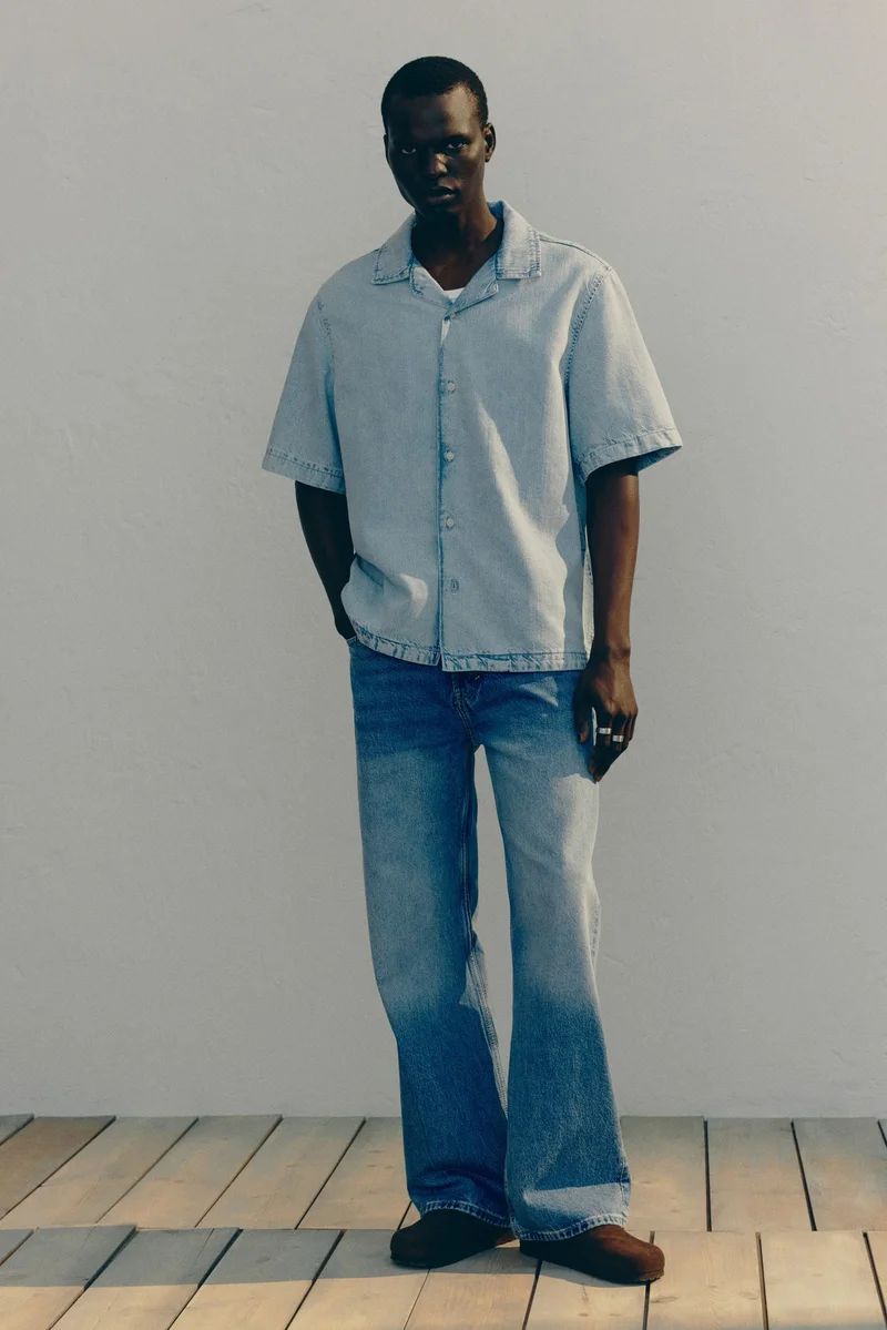 اتش اند ام قميص دنيم بياقة ريزورت بقصّة عادية