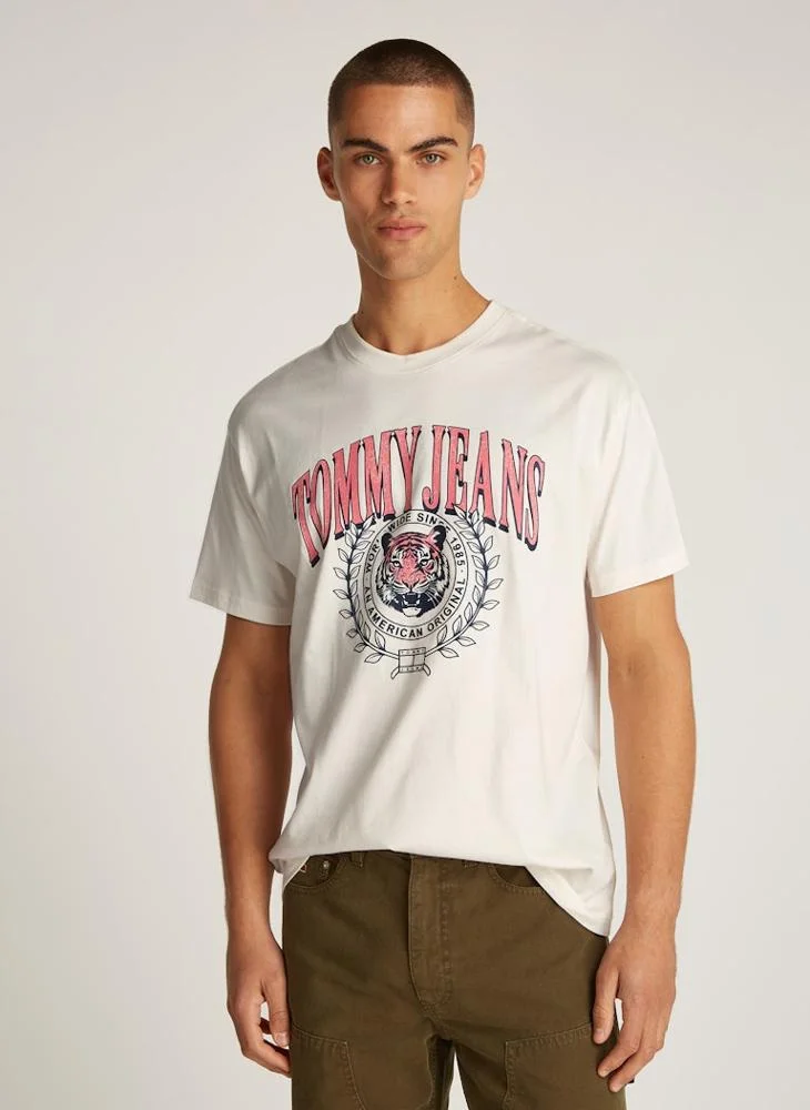 TOMMY JEANS Graphic Logo Crew Neck T-Shirt