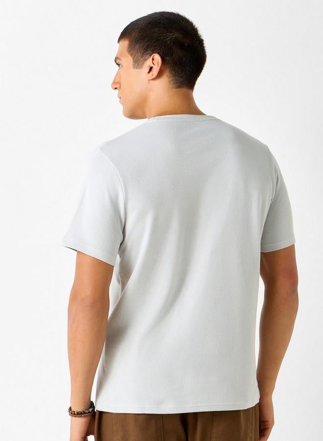 ايكونيك تيشيرت بارز الملمس بياقة ضيّقة وأكمام قصيرة من آيكونيك - Image 3