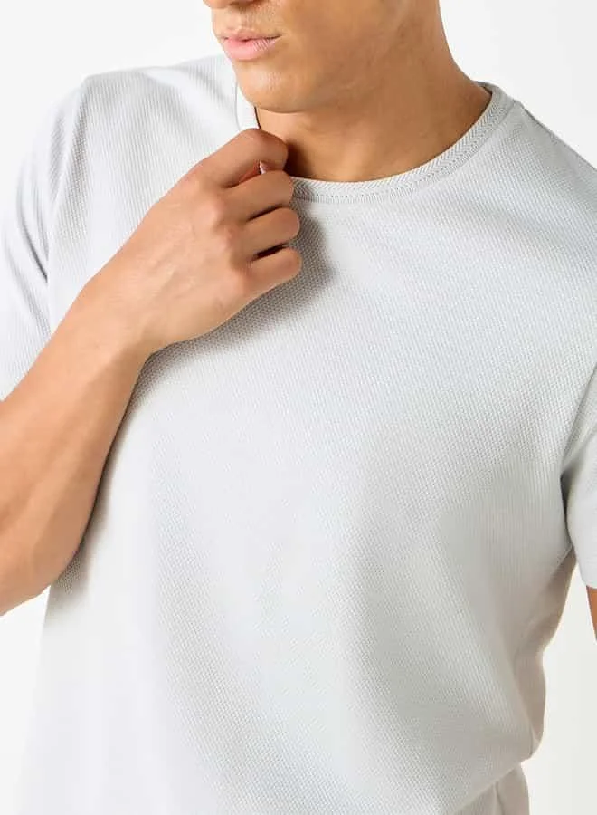 ايكونيك تيشيرت بارز الملمس بياقة ضيّقة وأكمام قصيرة من آيكونيك