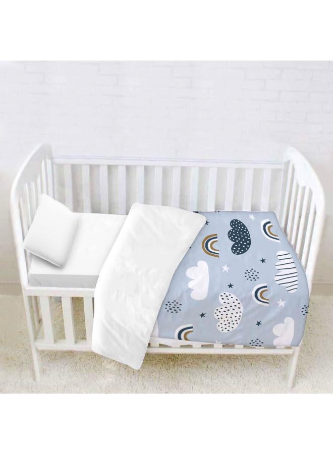 غطاء سرير كلاودز. نوم عالي الجودة أولوية للأطفال حديثي الولادة، لضمان نموهم الصحي. طقم الفراش فائق النعومة لدينا مثالي لغرفة طفلك الرضيع وطفلك الصغير.