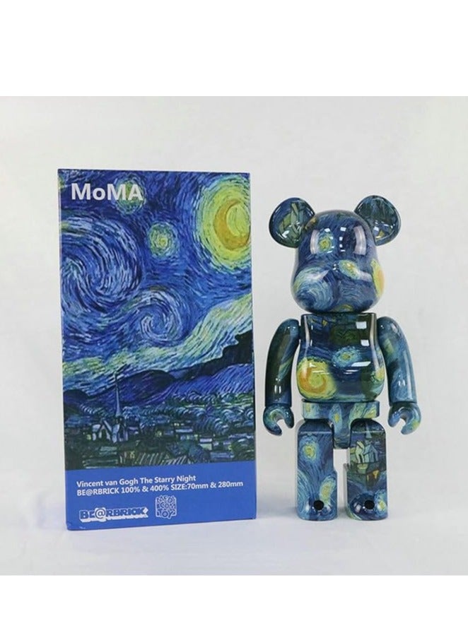 عام بلوكات الدببة الأنيقة بتصميم "بريكس"، بحجم 400٪ وتصوير فني للوحة "السماء النجمية" للفنان فان غوخ. تم صنع هذه اللعبة يدويًا وتُعد هديةً رائعة لعشاق جمع الألعاب والنحت الفني والأناقة. - Image 1