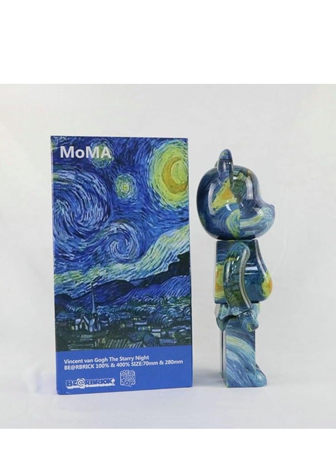 عام بلوكات الدببة الأنيقة بتصميم "بريكس"، بحجم 400٪ وتصوير فني للوحة "السماء النجمية" للفنان فان غوخ. تم صنع هذه اللعبة يدويًا وتُعد هديةً رائعة لعشاق جمع الألعاب والنحت الفني والأناقة. - Image 2