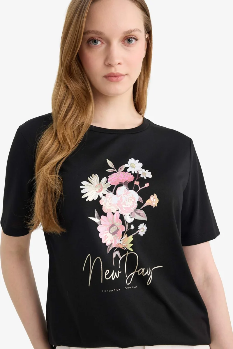 ديفاكتو Regular Fit Crepe Neck Floral Short Sleeve T-Shirt