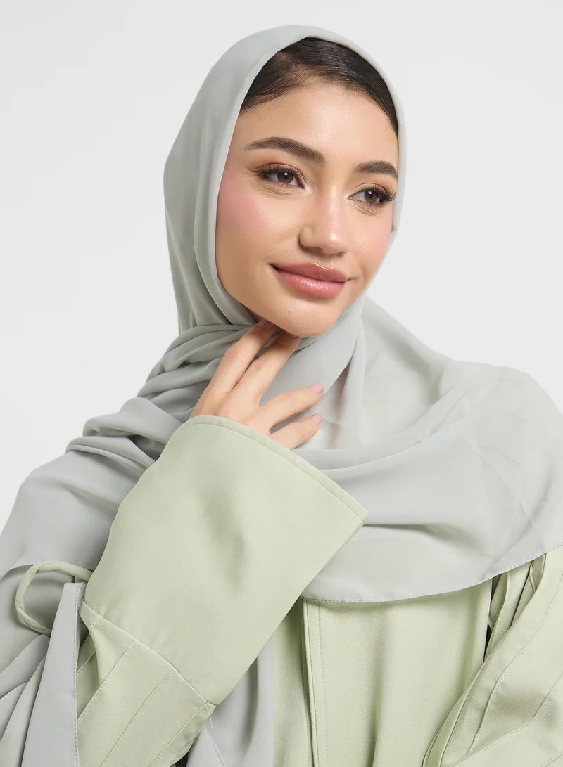 هيا كلوزيت عباية بأكمام واسعة مزينة بفيونكة
