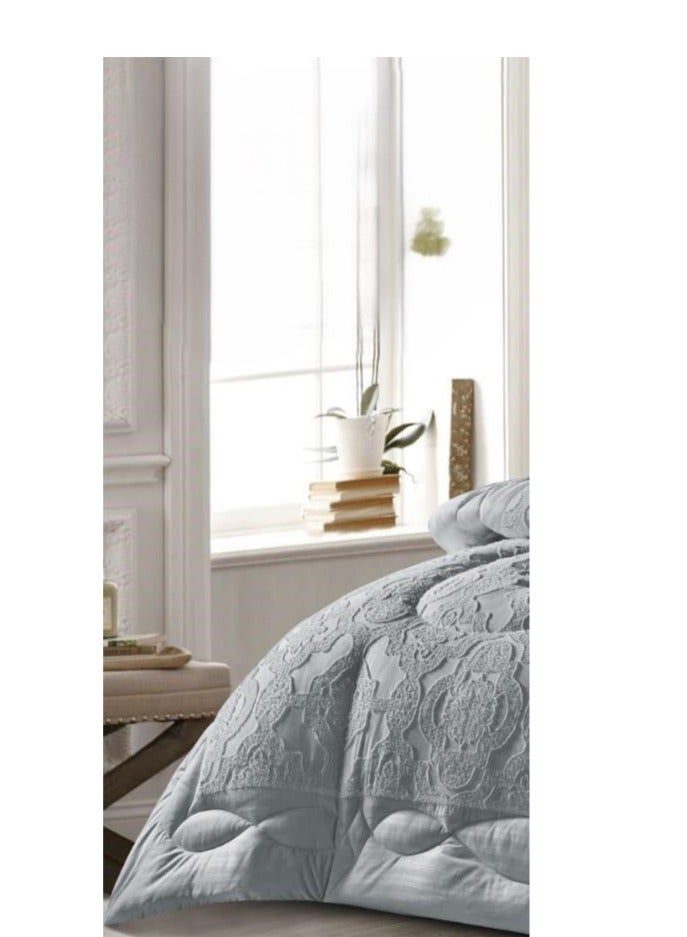 اكد مفرش نفرين بنمط النقش الفخم من خامات  الميكروفايبر 6 قطع مقاس  1 -لحاف260*240سم، 1 -شرشف مغاط 200*200*30سم، 2- كيس مخدة بديكور 75*50*5سم، 2- كيس مخدة 75*50سم. - Image 2