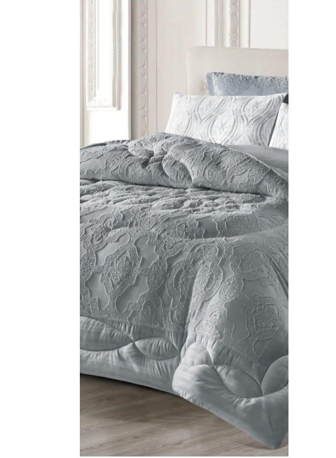 اكد مفرش نفرين بنمط النقش الفخم من خامات  الميكروفايبر 6 قطع مقاس  1 -لحاف260*240سم، 1 -شرشف مغاط 200*200*30سم، 2- كيس مخدة بديكور 75*50*5سم، 2- كيس مخدة 75*50سم. - Image 3