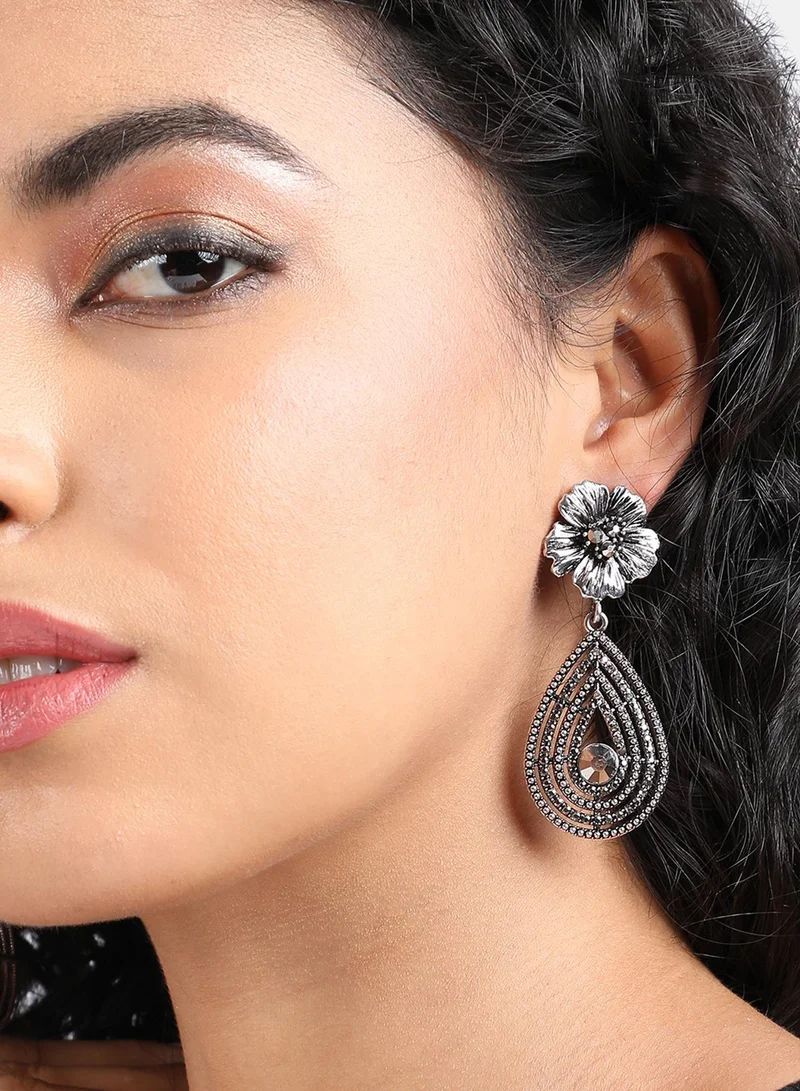 سوهي أقراط كريستالية على شكل دمعة فلورا - فضية