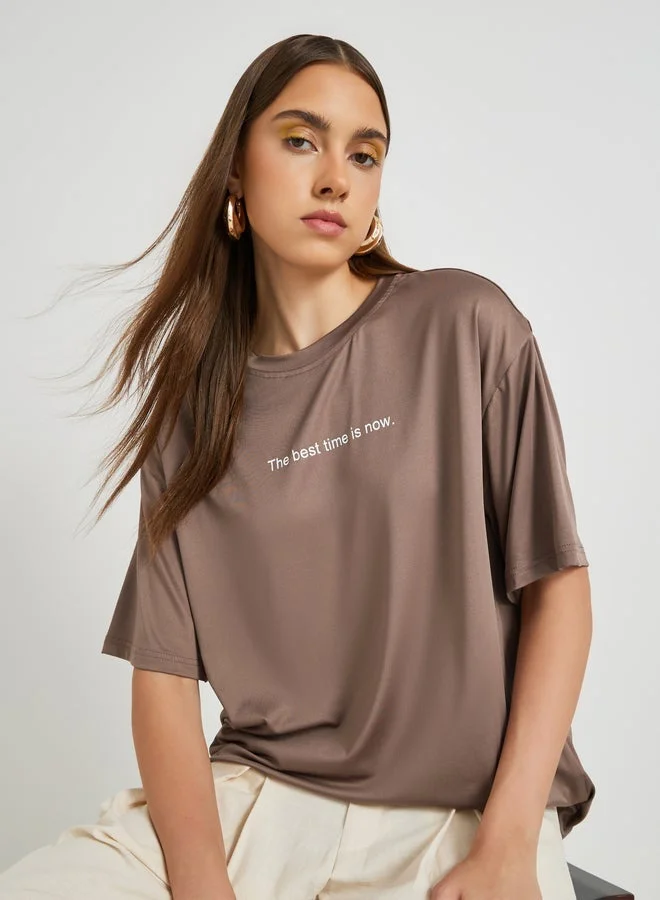 تايك تو تيشيرت كبير بطباعة شعار   بياقة دائرية