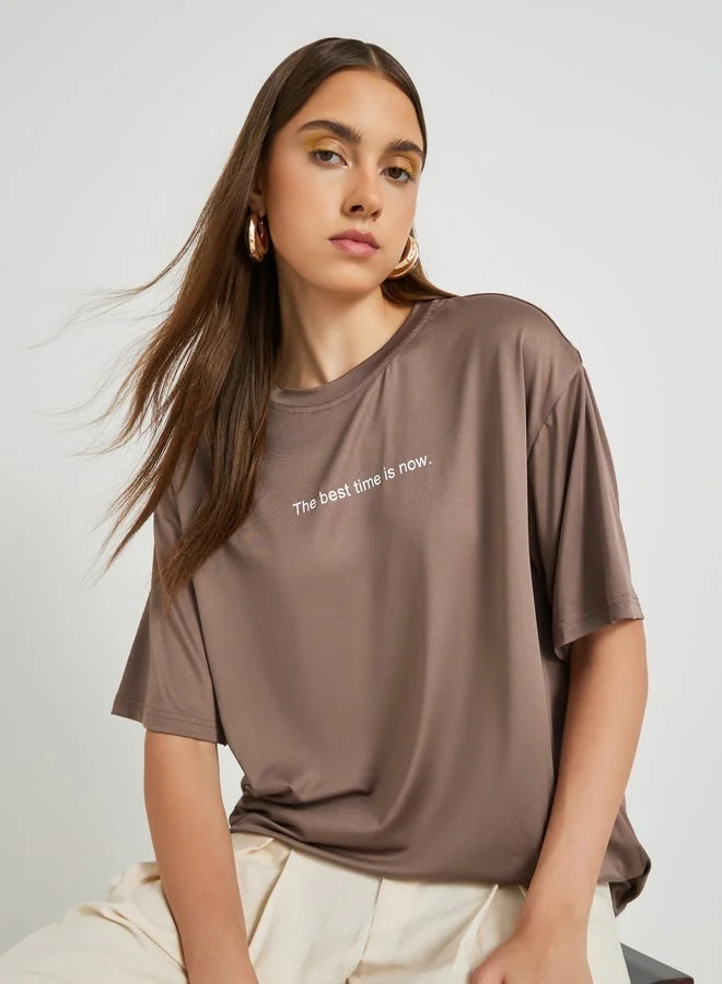 تايك تو تيشيرت كبير بطباعة شعار   بياقة دائرية