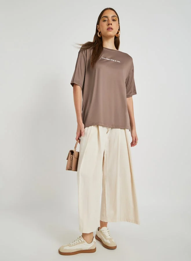 تايك تو تيشيرت كبير بطباعة شعار   بياقة دائرية