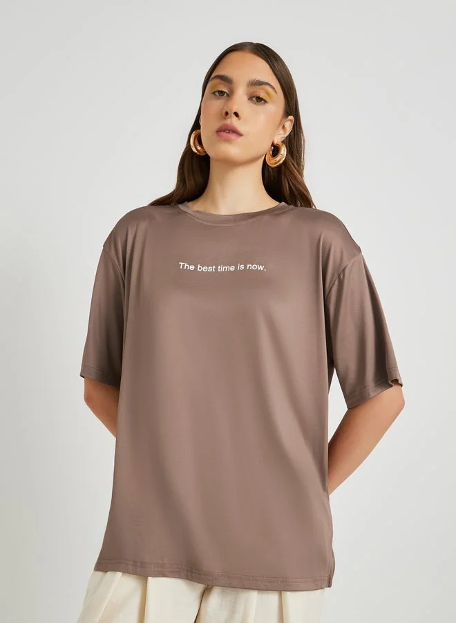 تايك تو تيشيرت كبير بطباعة شعار   بياقة دائرية