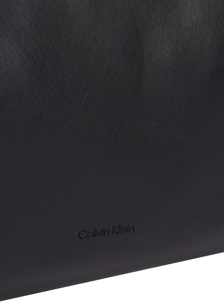 كالفن كلاين MEDIUM CROSSBODY BAG WITH HARDWARE STRAP