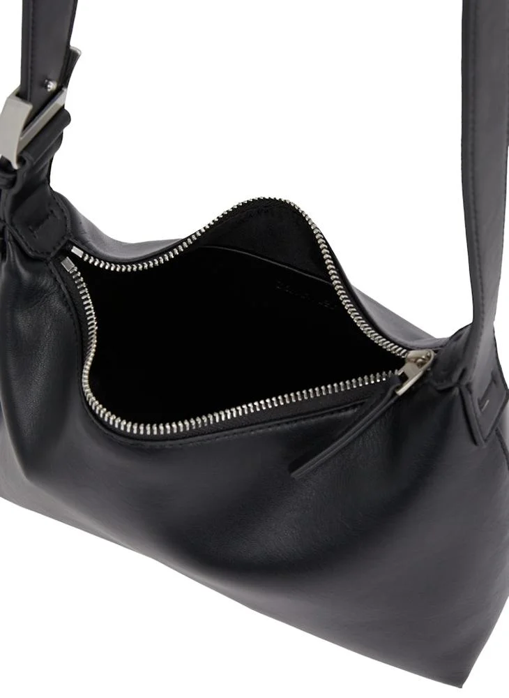 كالفن كلاين MEDIUM CROSSBODY BAG WITH HARDWARE STRAP