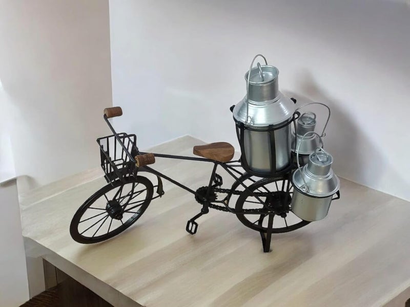 Artisans Bazar دراجة حليب قديمة من الخشب والحديد المطاوع مع 3 علب حليب نموذج مركبة عتيقة للديكور المنزلي باللون الذهبي - Image 3