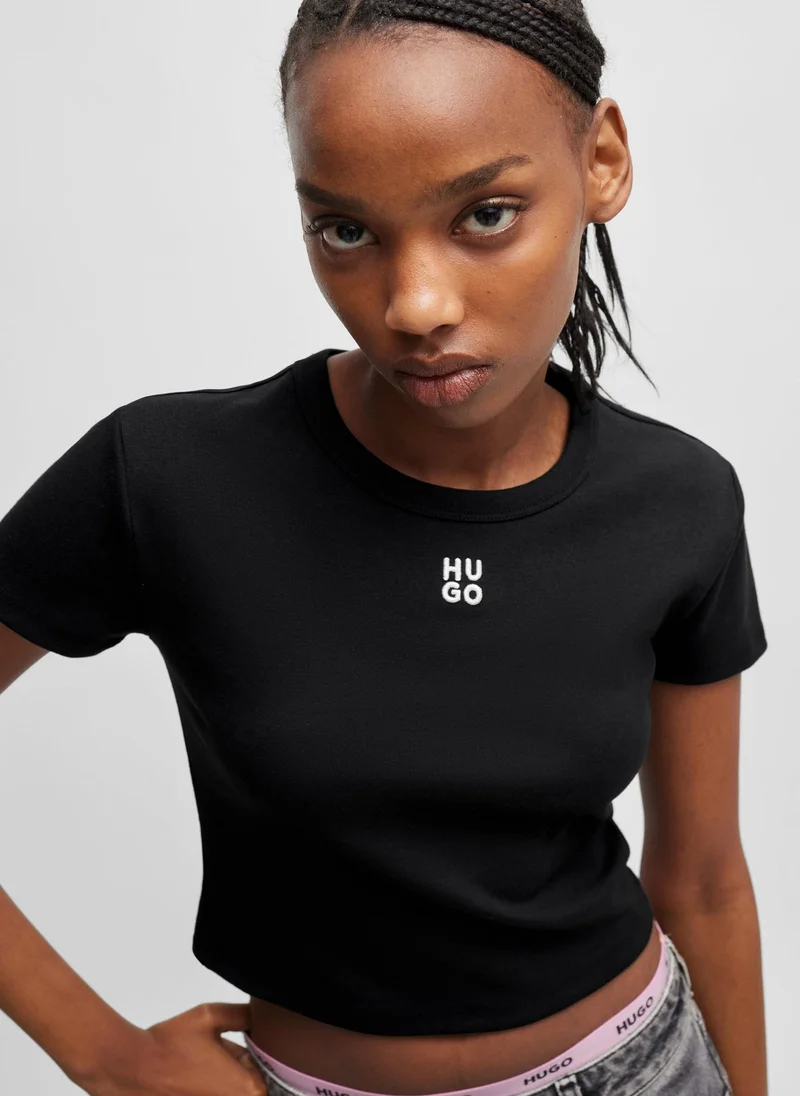 هوجو تيشيرت قطن بقصة ضيقة قصيرة وشعار مكدس