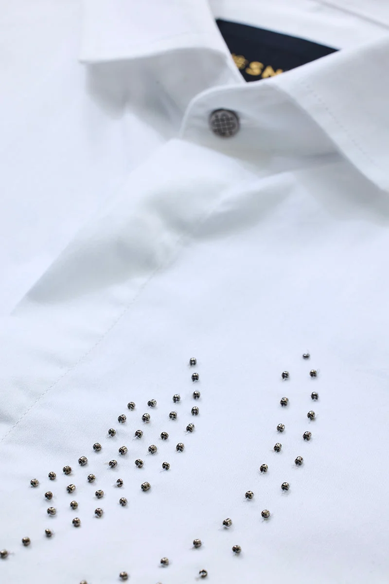 SNITCH قميص أبيض فاخر قطني مزخرف بقصة ضيقة