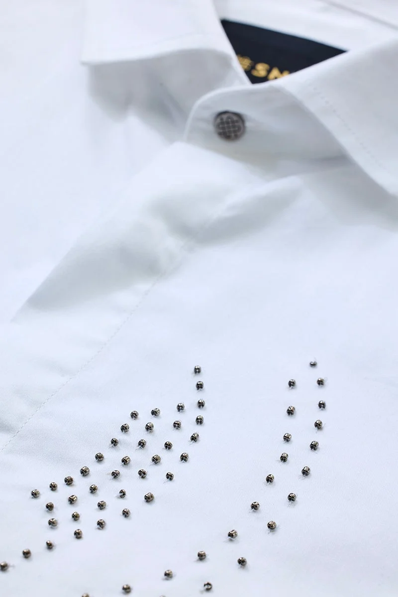 سنيتش قميص أبيض فاخر قطني مزخرف بقصة ضيقة