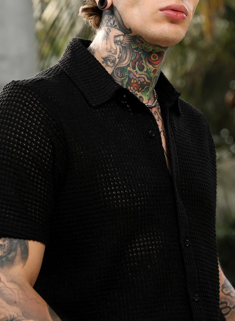 Campus Sutra Campus Sutra Men's Onyx Black Solid-Knit Oversized Shirt For Casual Wear | Spread Collar | Short Regular Sleeves | Button Closure | Oversized Shirt Crafted With Comfort Fit For Everyday Wear