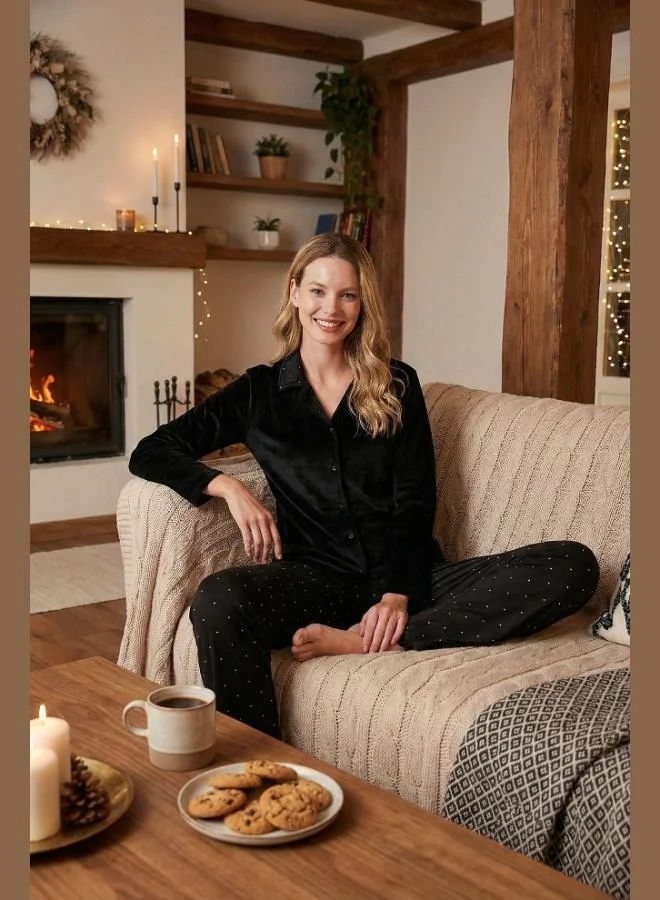 ليلا طقم بيجامة نسائي من فيلفيت لامع بنقوشات ليلى بقصة عادية