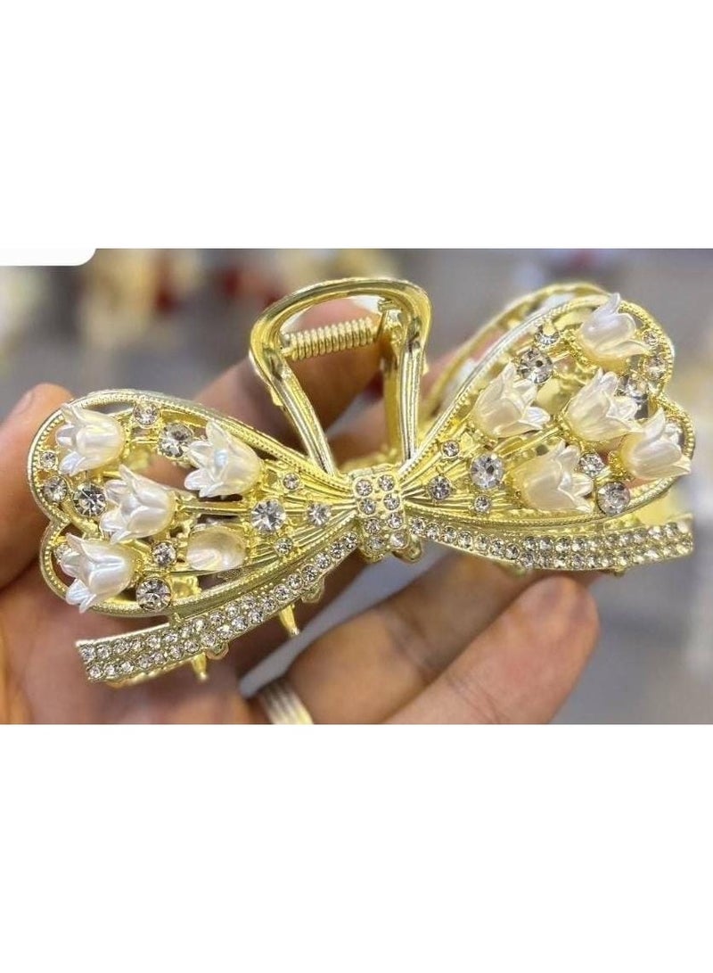 توكة شعر معدنية بتصميم فيونكة مرصعة باللؤلؤ والفصوص الكريستالية – مشبك شعر أنيق باللون الذهبي – إكسسوار فاخر للسيدات والبنات - Image 3