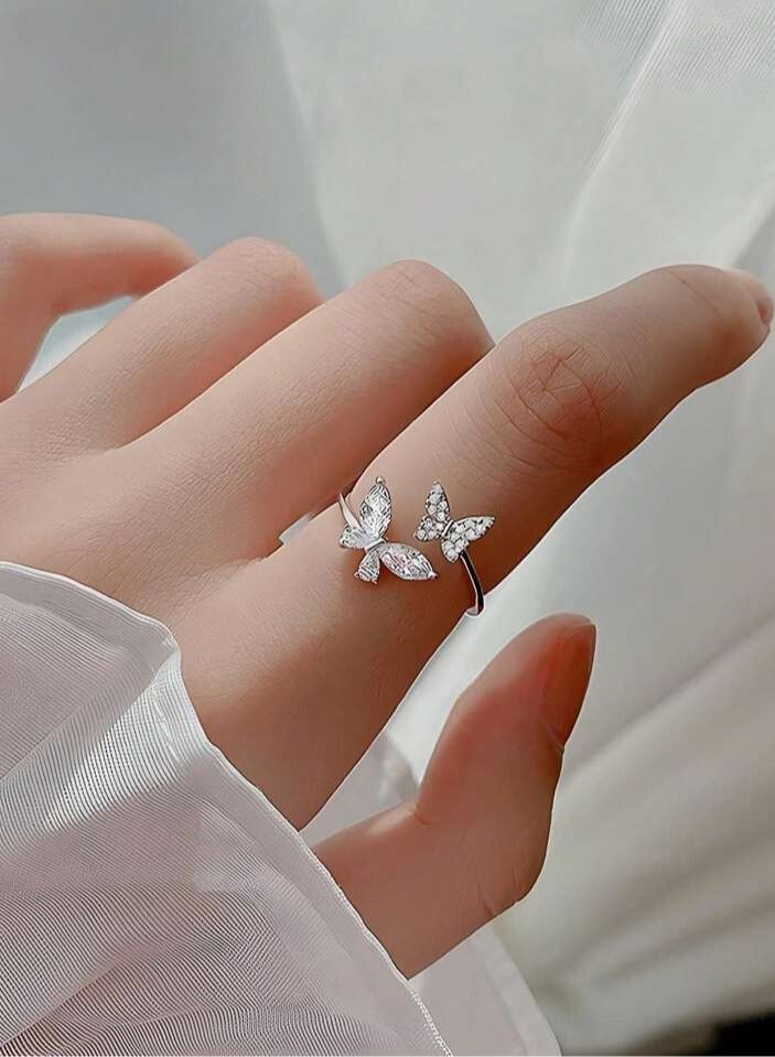 925 ستيرلنغ سيلفر تشارمز خاتم فضة فاخر وناعم مصنوع بجودة عالية ودقة شديدة من الفضة الإسترلينية عيار 925 على شكل فراشات مرصعة بفصوص صغيرة من كريستال الزيركون ليعطي مظهرا رائعا للأميرة التي تستحقه - Image 1