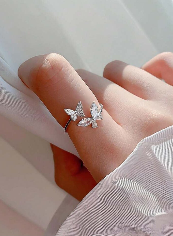 925 ستيرلنغ سيلفر تشارمز خاتم فضة فاخر وناعم مصنوع بجودة عالية ودقة شديدة من الفضة الإسترلينية عيار 925 على شكل فراشات مرصعة بفصوص صغيرة من كريستال الزيركون ليعطي مظهرا رائعا للأميرة التي تستحقه - Image 3