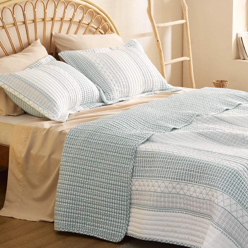 Bedsure بيسشور كوين كوينت مشجر - أزرق ورمادي، لحاف قابل للعكس، أغطية سرير من الميكروفايبر خفيفة الوزن، غطاء مخطط لجميع المواسم (90"x96") - Image 4