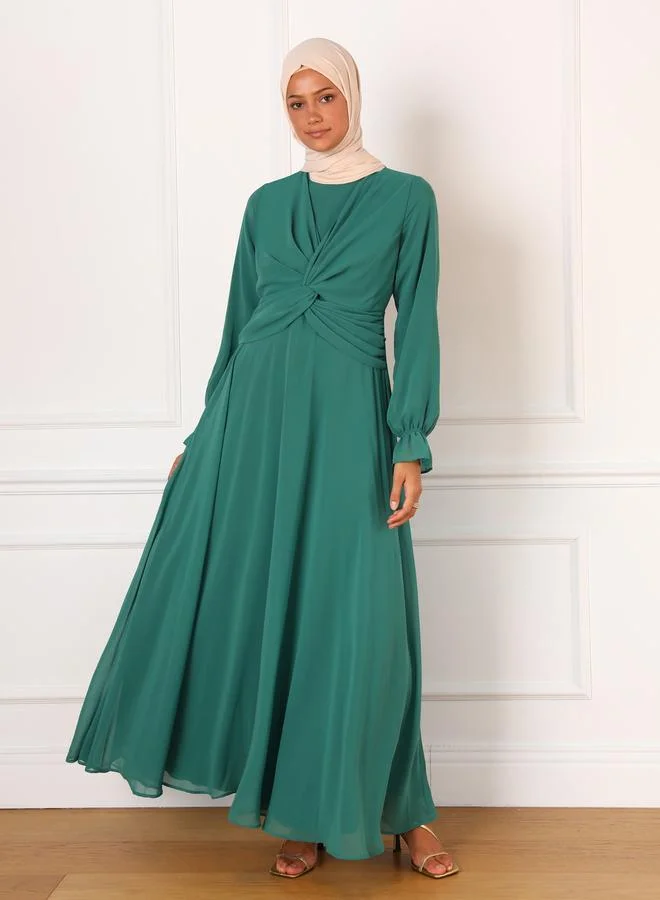 رفقة من مودانيسا فستان ماكسي بلف أمامي أخضر داكن سادة من رفقة بمودانيسا
