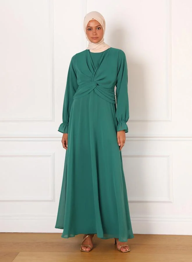 رفقة من مودانيسا فستان ماكسي بلف أمامي أخضر داكن سادة من رفقة بمودانيسا