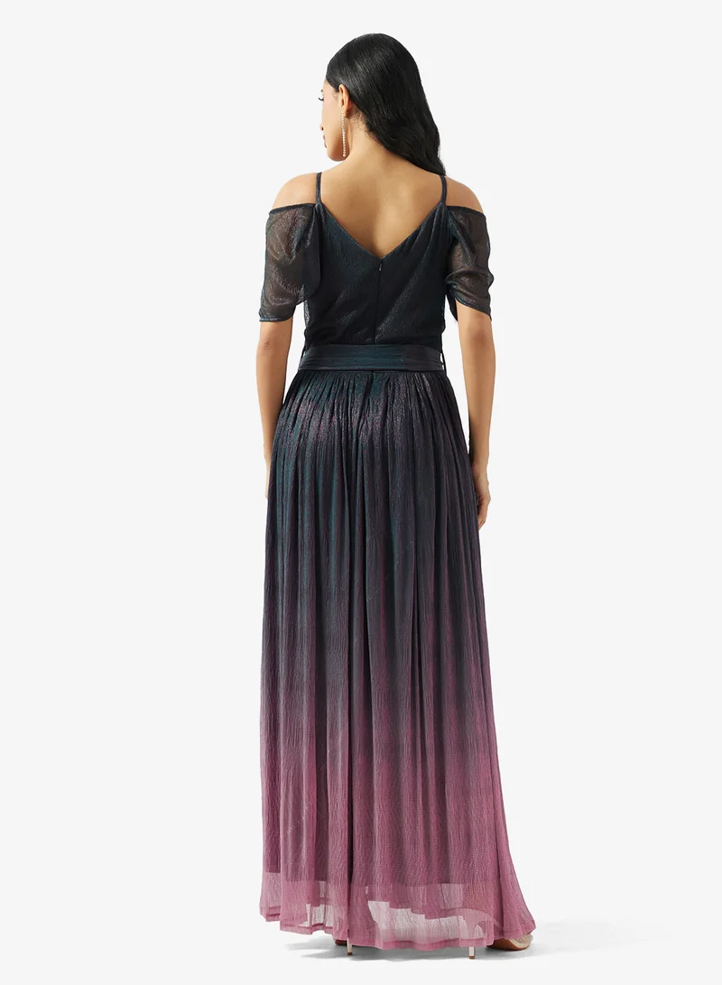 ايلا ليمتد اديشن فستان سهرة بكتف مكشوف وتدرج لامع