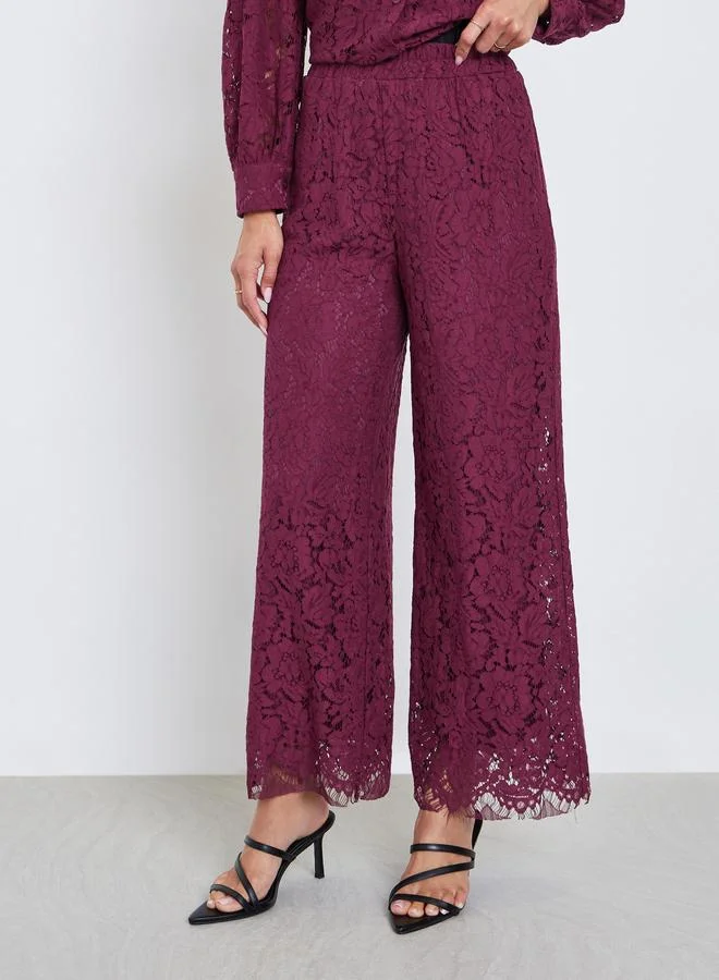 ستايلي بنطال بأرجل واسعة وتفاصيل دانتيل