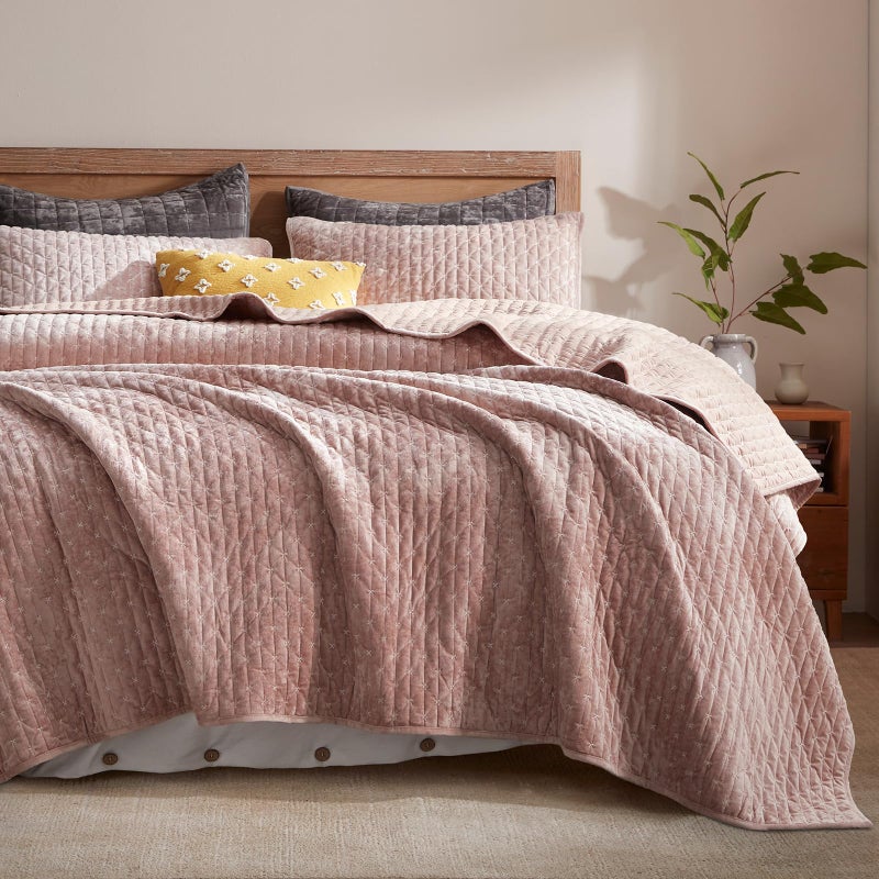 LEAONME Velvet Quilt California King Size 118''x106'', Lightweight Dusty Pink Velvet Comforter Set with 2 Matching Shams, Soft Cross Stitch Bedspread, Oversized King Quilt Set for All Season - Image 1