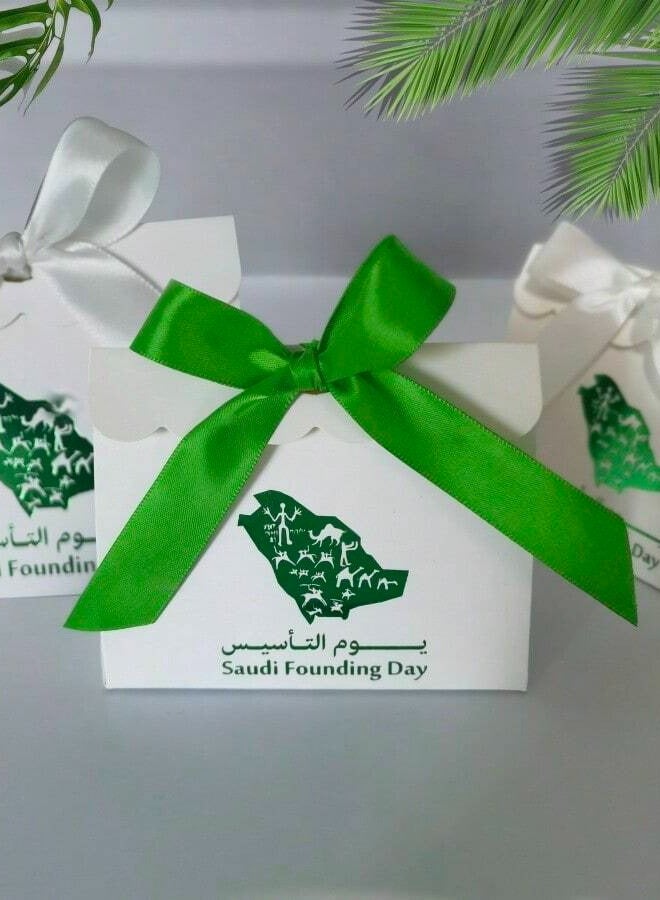 توزيعات يوم التأسيس  للهدايا باللون الابيض بتصميم خريطة خضراء بعبارة يوم التأسيس للاحتفال بيوم تأسيس للمملكة العربية السعودية  10 قطع