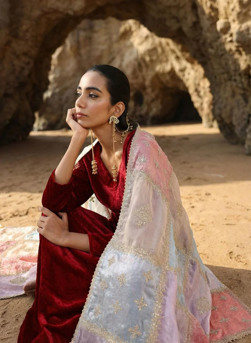 آي شين طقم أناركالي كورتا مطرز بقطع أورجانزا بلون عنابي غني