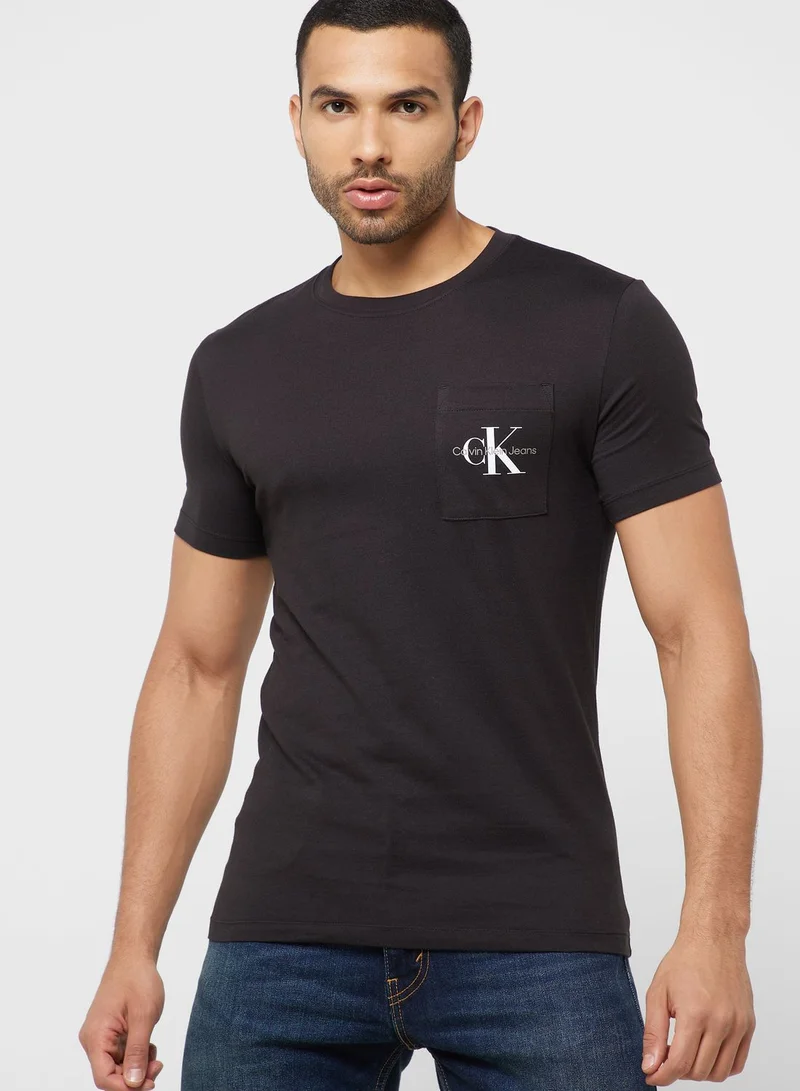 كالفن كلاين جينز تيشيرت مزين بشعار الماركة