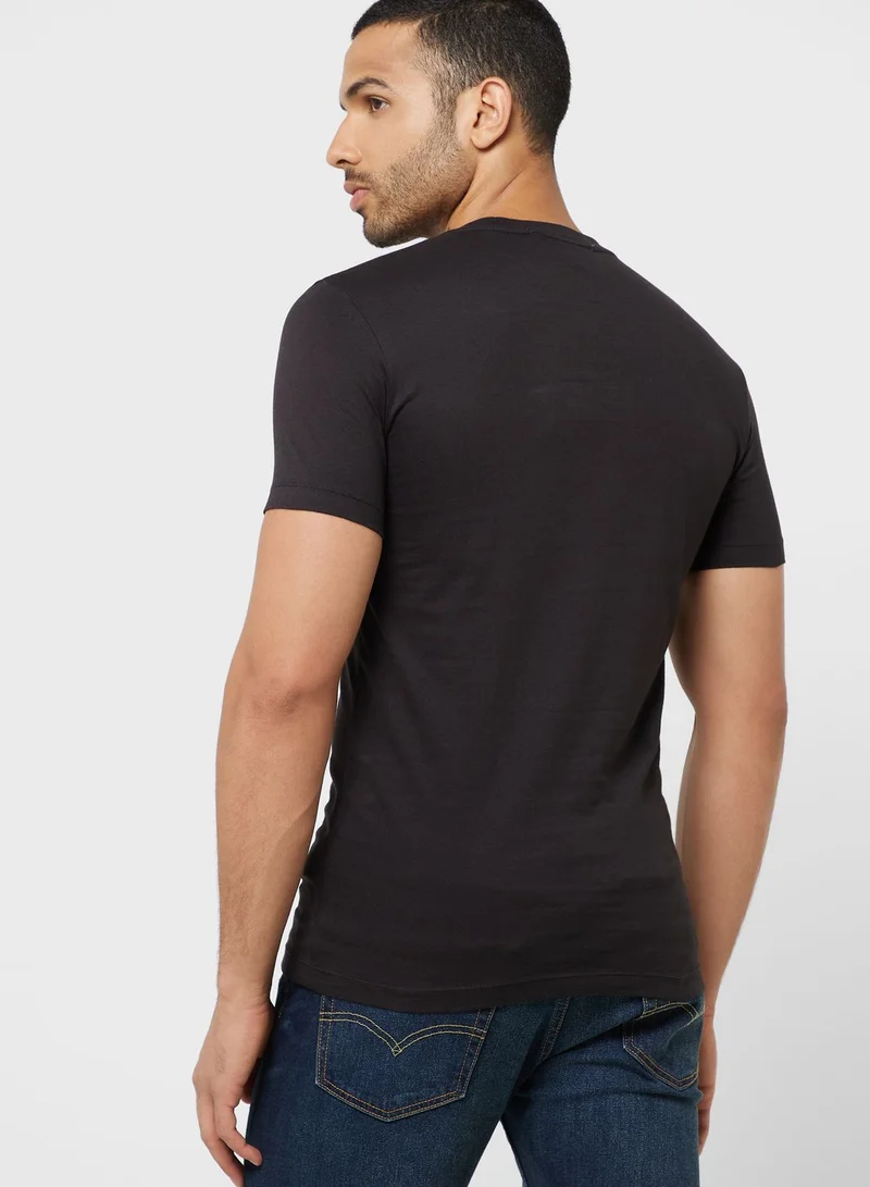 كالفن كلاين جينز تيشيرت مزين بشعار الماركة