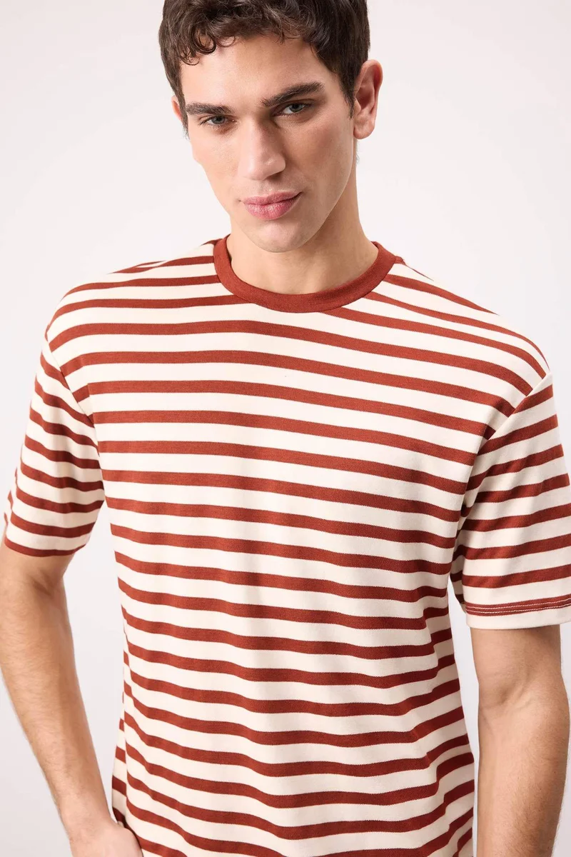 ديفاكتو Boxy Fit Crew Neck Striped Short Sleeve T-Shirt