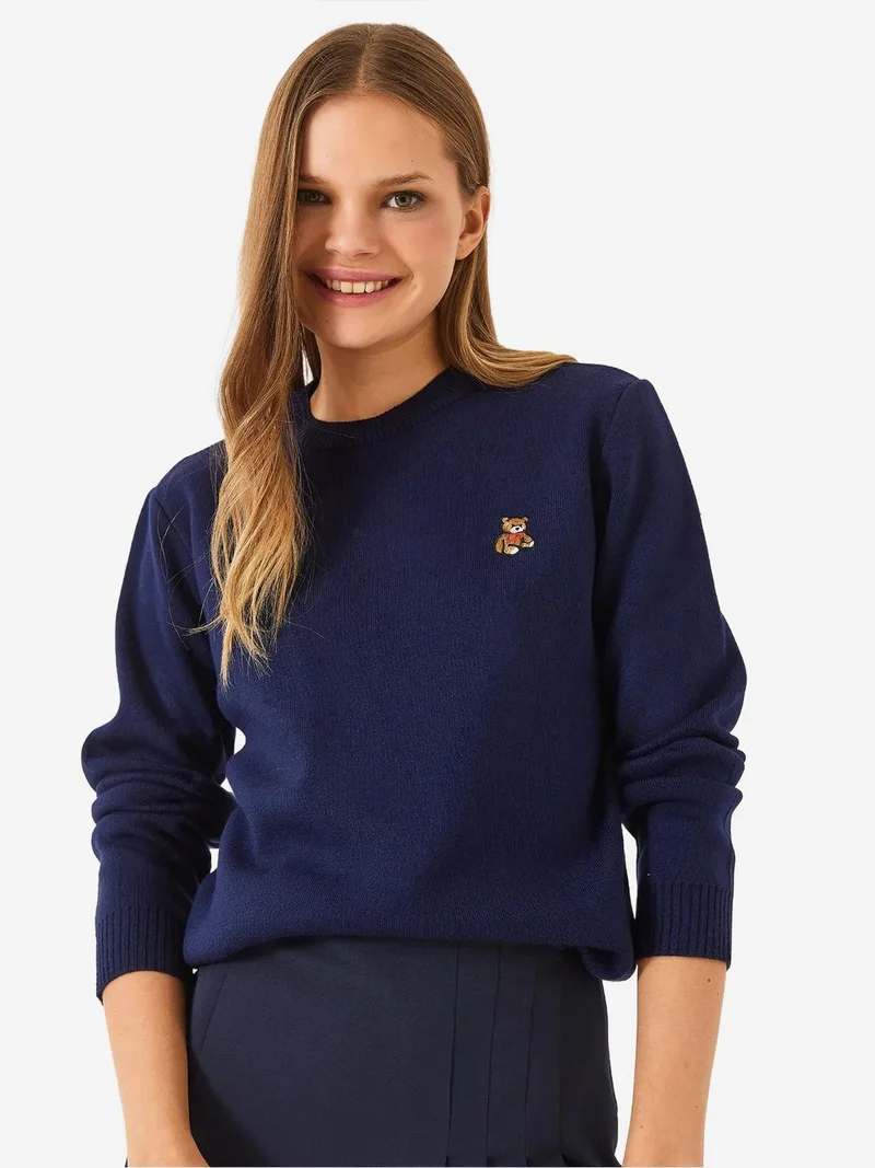 Bianco Lucci LUCCI Embroidered Crew Neck Sweater