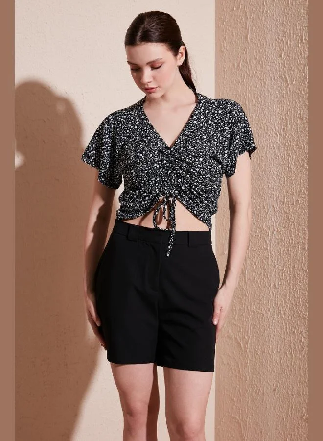 ليلا بلوزة نسائية قصيرة بياقة على شكل حرف  وتفاصيل مزمومة أمامية بنقشة ليلا