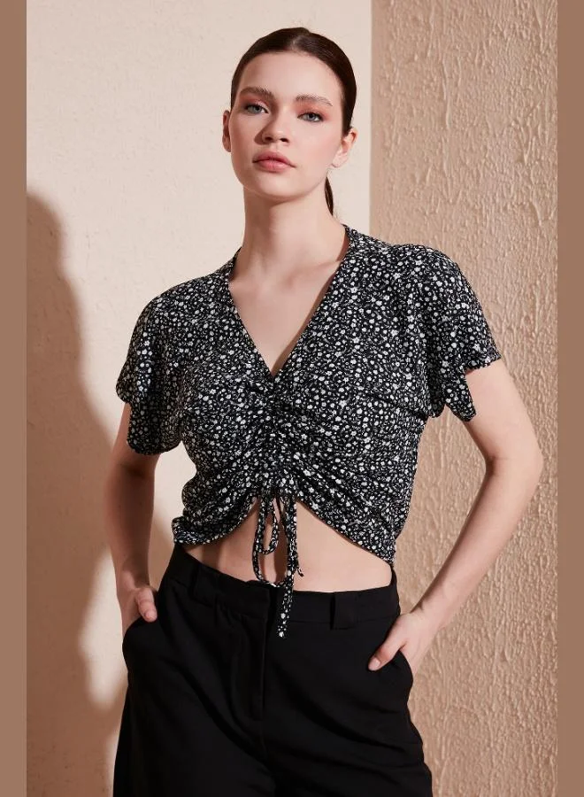 ليلا بلوزة نسائية قصيرة بياقة على شكل حرف  وتفاصيل مزمومة أمامية بنقشة ليلا