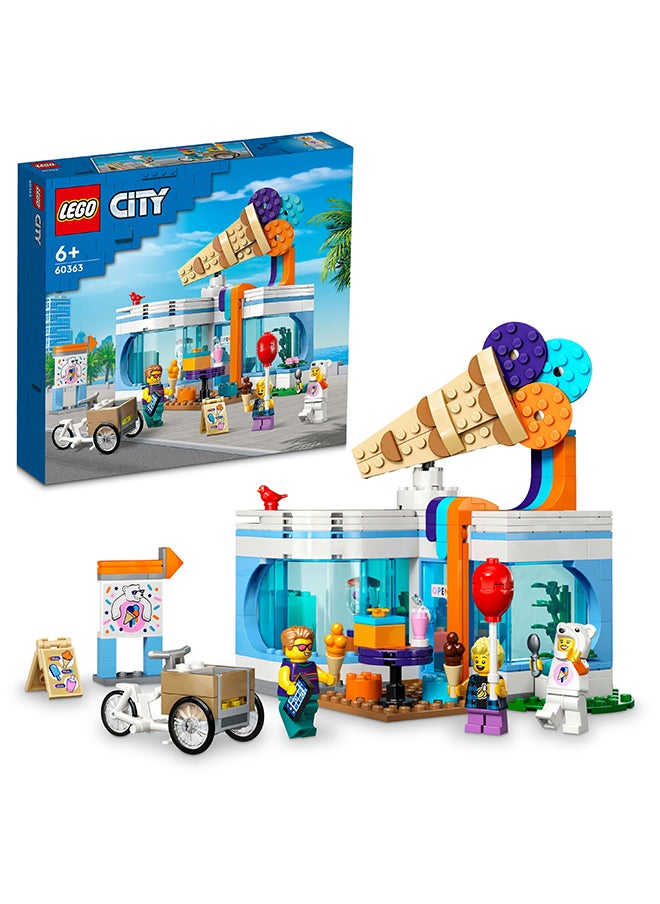LEGO - مجموعة ألعاب بناء محل آيس كريم المدينة 60363؛ تشمل دراجة شحن، 3 شخصيات مصغرة والعديد من الميزات الممتعة والإكسسوارات للعب الأدوار الخيالية؛ فكرة هدية للأطفال من عمر 6 سنوات فما فوق (296 قطعة) - Image 1