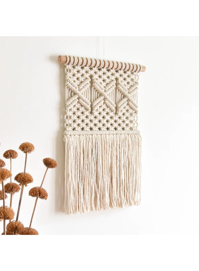 انتيكيانو "قطعة مكرمية جدارية أنيقة مصنوعة يدويًا من خيوط القطن الطبيعي، بتصميم بوهيمي بسيط يضفي لمسة دافئة وعصرية على أي مساحة. مثالية لتزيين غرف النوم، المعيشة أو حتى المداخل، وتعتبر خيارًا رائعًا كهدية لعشاق الديكور اليدوي." - Image 2