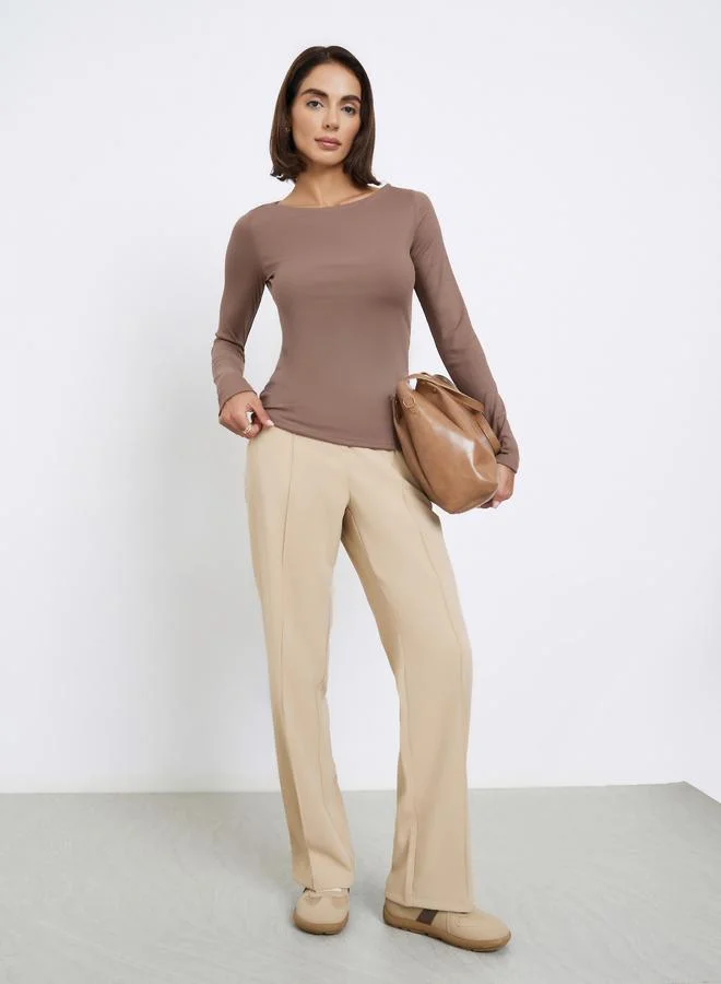 ستايلي بلوزة محبوكة بتفاصيل مضلعة وأكمام طويلة