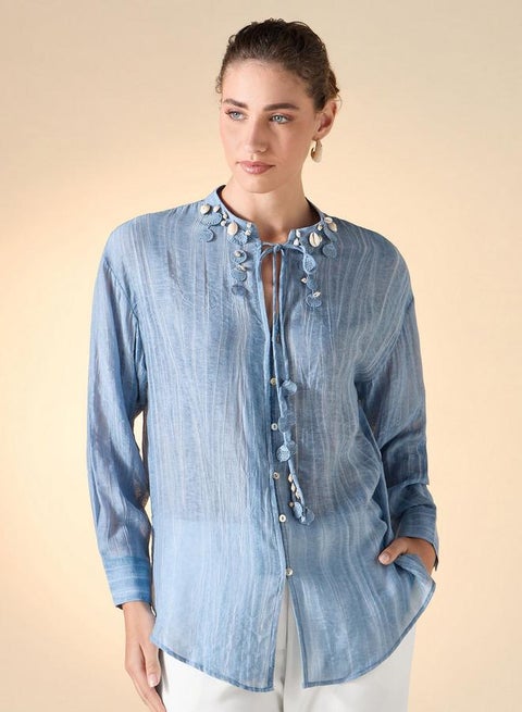 توب أيقوني بقصة عادية وتفاصيل شرابات صدفية