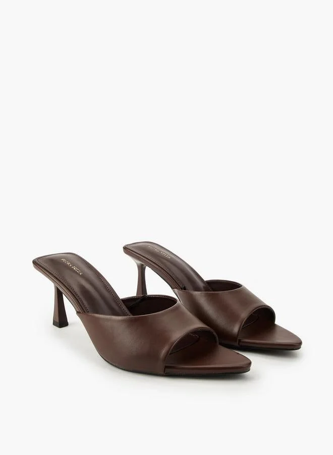 فلورا بيلا من شو إكسبرس صنادل بكعب واسع للنساء