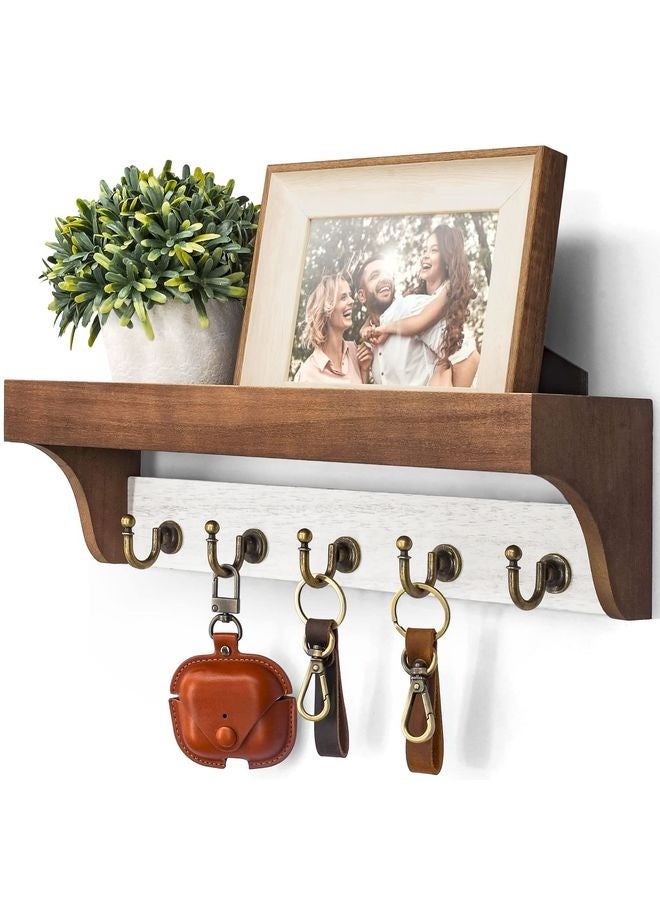 هومستر حامل المفاتيح للجدار المزود برف -حامل المفاتيح 2 اللون للمزرعة مع 5 خطافات مفاتيح خلفية ومنظم البريد الخشبي البدائي -الحامل الجداري للمنزل الروسي الزخرفي (بني وأبيض) - Image 1